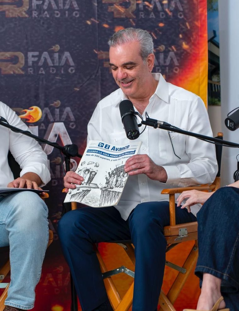 Lector con la edición impresa de El Avance